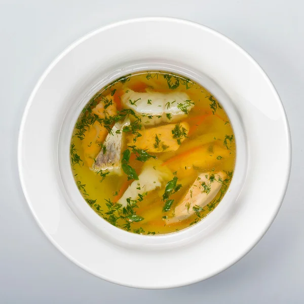 Fischsuppe auf weißem runden Teller — Stockfoto