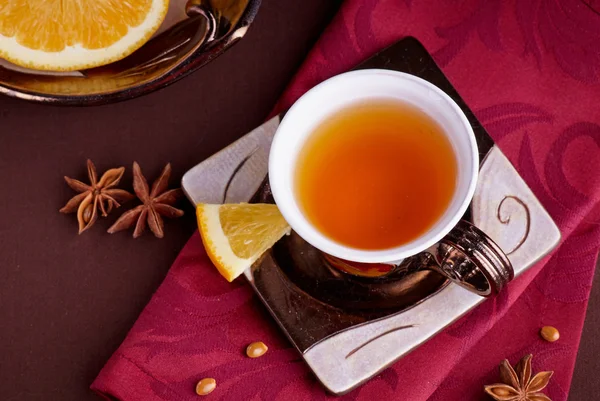 Чай с анисом и оранжевым видом сверху . — стоковое фото