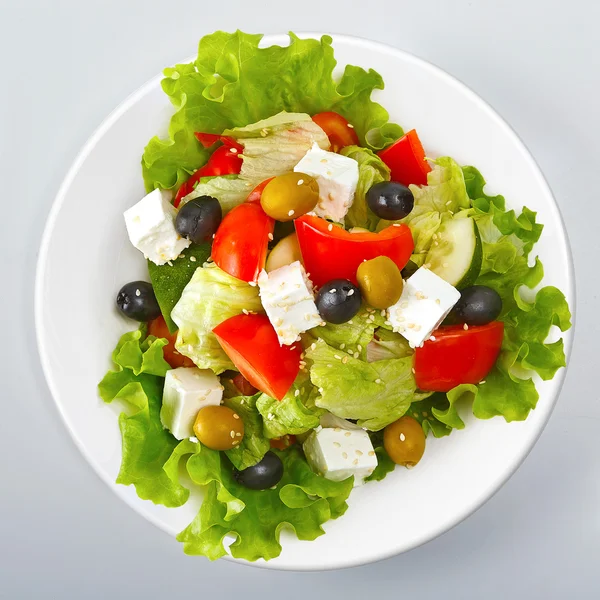 Salade grecque sur assiette blanche — Photo