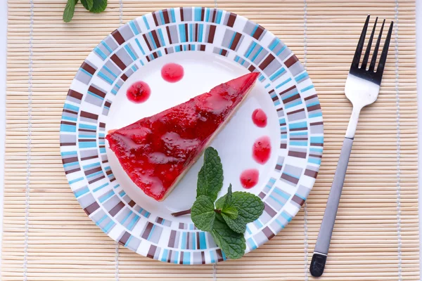 Plaka üzerinde çilekli cheesecake