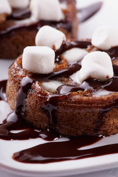 Pasteles con chocolate y malvavisco — Foto de Stock