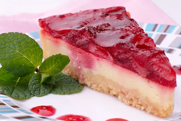 Tarta de queso de fresa en el plato — Foto de Stock