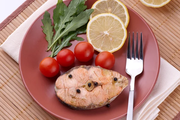 Стейк з лосося з овочами — стокове фото