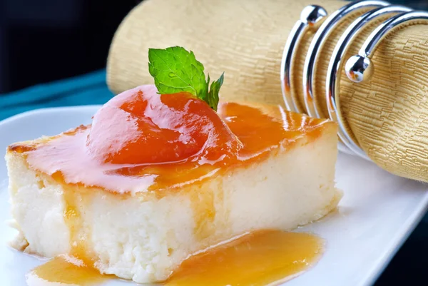 Pudding with apricot jam — Stock Photo, Image