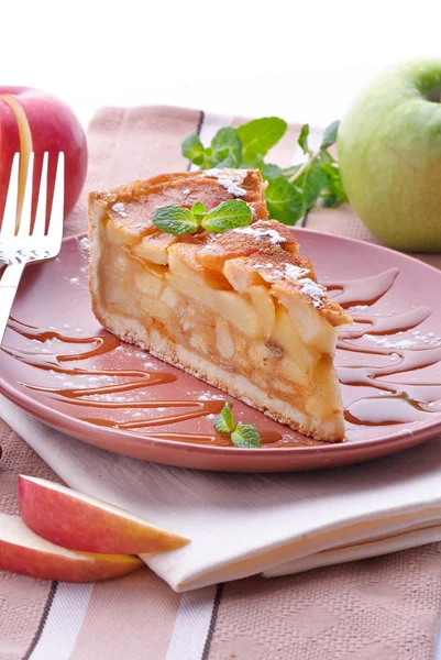 Tranche de tarte aux pommes sur une assiette — Photo