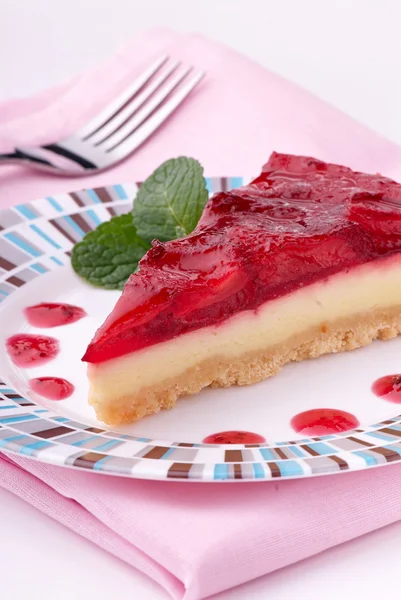 Gâteau au fromage aux fraises sur assiette — Photo