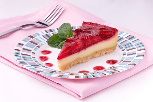 Gâteau au fromage aux fraises sur assiette — Photo