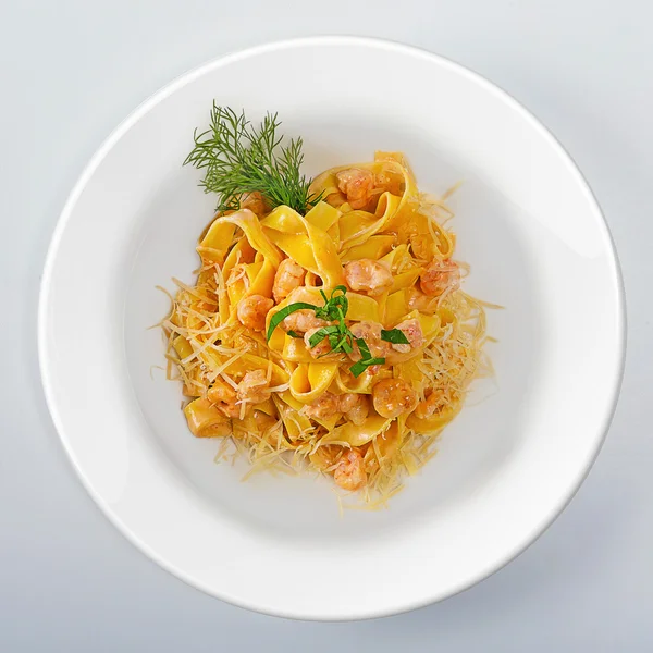 Pasta op wit ronde schotel — Stockfoto