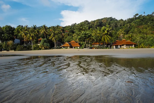 Strand bungalows op een tropisch eiland — Stockfoto