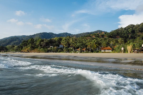 Bungalow da spiaggia su un'isola tropicale — Foto Stock