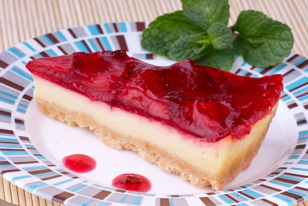 Gâteau au fromage aux fraises sur assiette — Photo