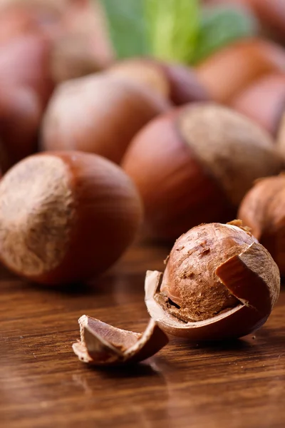 Hazelnut di meja kayu — Stok Foto