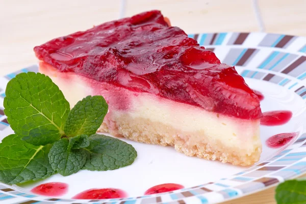 Gâteau au fromage aux fraises sur assiette — Photo