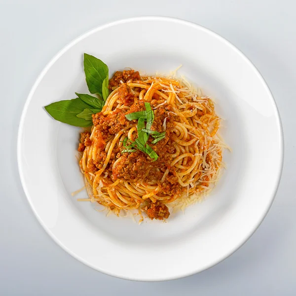 Beyaz tabak spagetti Bolonez — Stok fotoğraf