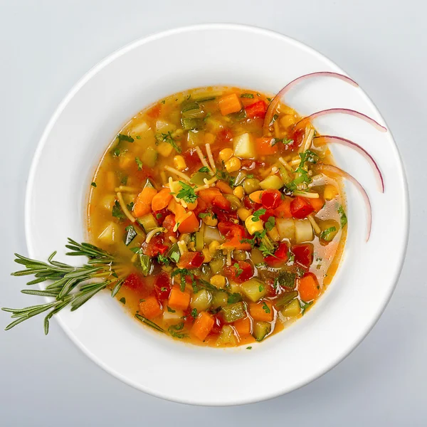 Суп на белом круглом блюде — стоковое фото