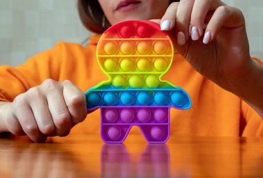 Kadınların elinde, dokunmaya duyarlı bir oyuncak. Stres ve endişe giderici. Seçici odak.