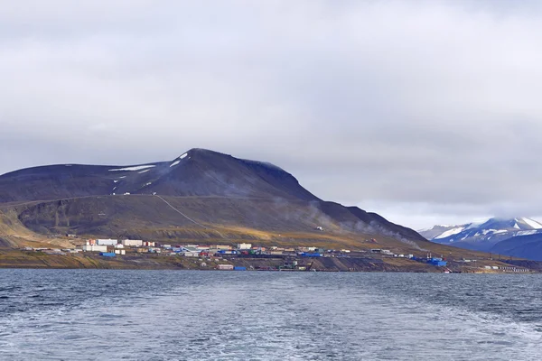 Barentsburg 从峡湾边 — 图库照片