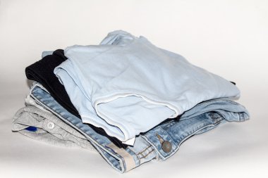 beyaz izole elbise yığını