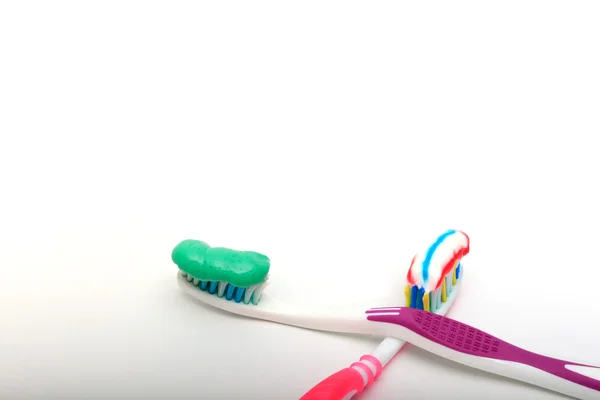 Szczoteczka do zębów z pastą do zębów na białym tle — Zdjęcie stockowe