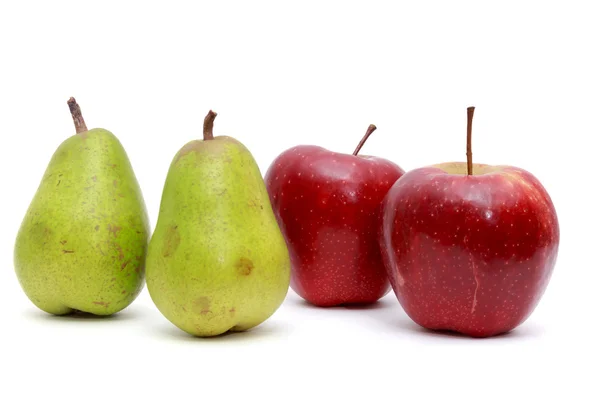Pêras suculentas, maçãs. Em um fundo branco — Fotografia de Stock