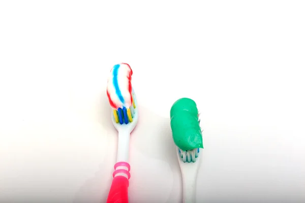 Szczoteczka do zębów z pastą do zębów na białym tle — Zdjęcie stockowe