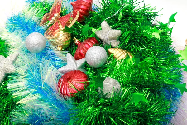 Ornements de Noël, étoiles, cônes, boules, tinsel . — Photo