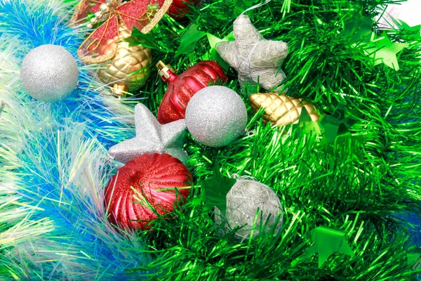 Christmas Ornament, stjärnor, kottar, kulor, tinsel. — Stockfoto