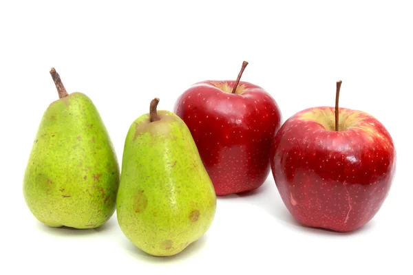 Pêras suculentas, maçãs. Em um fundo branco — Fotografia de Stock