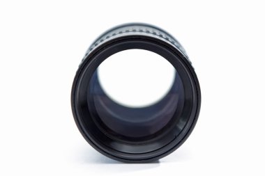 Bir bağdaştırıcı ve beyaz bir adam üzerinde bir koruyucu kapak lens