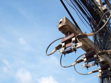 Beton bir direkte üç sigorta. Kısa devre koruması için düşük gerilimli sigorta, yukarıdaki mavi gökyüzü arka planında fotokopi alanı olan beyaz bulutlar var. Yakın odaklan ve konuyu seç..