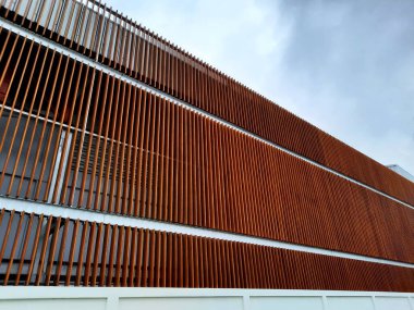 Duvarların düz mimarisi. Binanın yan tarafındaki ışık filtreleme ve havalandırma için düz yapı mavi gökyüzü arka planında seçici odak