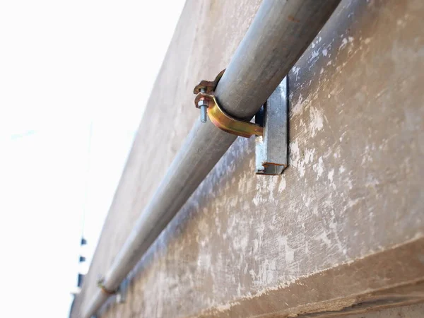 Collier Serrage Conduit Métallique Sur Mur Ciment Technologie Verrouillage Tuyau — Photo