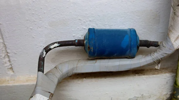 Грязный Сухой Фильтр Металлический Цилиндр Синяя Изоляционная Труба Холодильнике Системе — стоковое фото