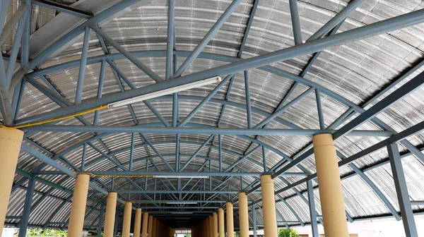 Çatı Koridoru Yapıları Metal Kiremitli Çelik Çerçeve Binanın Uzun Koridorlarında — Stok fotoğraf