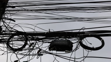 Kablolara siyah bir plastik kutu asılmış. Fiber Optik Bölme Kutusu (Plc / Coupler), fiber optik kablolar, yüksek hızlı internet ve diğer kablolar için optik bir ayrıştırıcıdır. Seçici odak