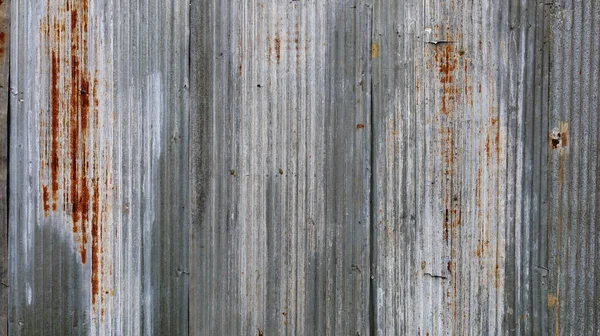 Paslı eski galvanizli çit. Dalgalı metalik arka plan ve kirli gümüş çerçeve. Arkaplan çalışması için Seçici odak