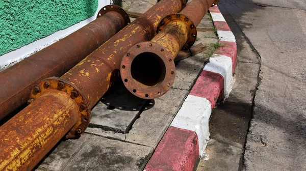 Viejas Tuberías Metal Oxidado Pavimento Las Pilas Drenaje Están Hechas —  Fotos de Stock