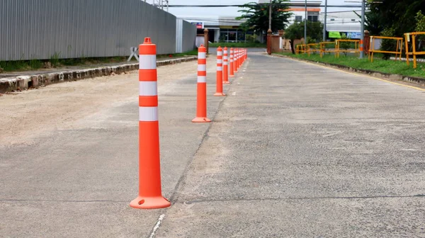Pali Stradali Arancioni Una Strada Cemento Pali Plastica Divisione Delle — Foto Stock