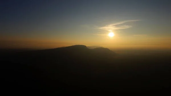 Sol Naciente Sobre Montaña Por Mañana Sol Cálido Brillante Amanecer —  Fotos de Stock