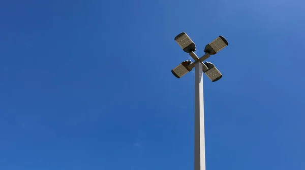 金属柱上の近代的なLedランプ 背の高いLed街路灯は 省エネルギー技術である太陽エネルギーを使用しています青い空の背景とコピースペース フォーカスを閉じてオブジェクトを選択します — ストック写真