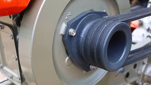 Makaradaki kemer. Küçük traktörler için kemer. Odaklan ve nesneleri seç.