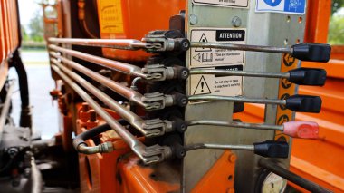 Hidrolik kontrol kolu. Fotokopi alanı olan büyük kamyonlardaki ekipmanların çalışmasını kontrol etmek için pruva panelli direksiyon. İçeriği seç ve odağı kapat