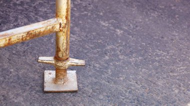 Jack Base veya eski paslı vida. Kriko tabanı inşaat alanını desteklemek için iskelenin yüksekliğini ayarlar. Fotokopi alanı olan bir çimento verandasında. Seçici odak