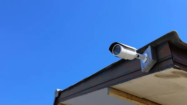 屋根の上のCctv 技術とホームセキュリティカメラとコピースペースと青空の背景に携帯電話でいつでも監視します 選択的焦点 — ストック写真