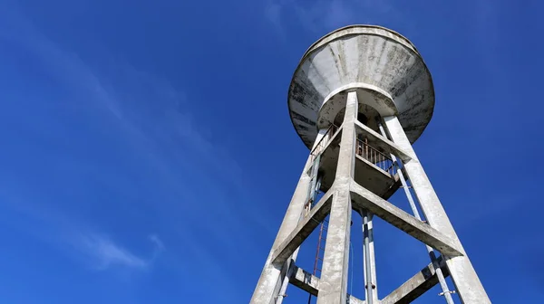 Tanque Água Concreto Uma Torre Alta Grande Tanque Armazenamento Branco — Fotografia de Stock