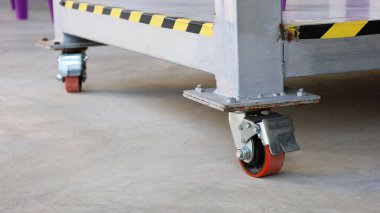 Kırmızı Caster Wheel veya Trolley Wheels. Çimento güvertesinde fotokopi alanı olan ağır poliüretan plastik silindir. İçeriği seçin ve odağı kapatın.