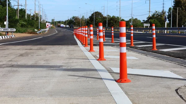 Orangefarbene Verkehrsmasten Säumen Die Straße Verkehrsleitpfosten Und Reflexstreifen Auf Autobahnen — Stockfoto