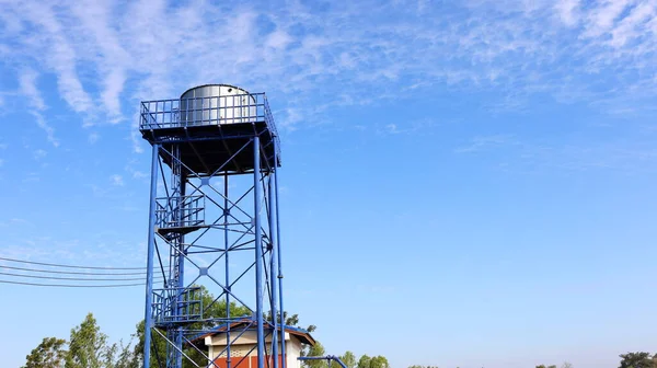 Tanque Água Metal Torre Sistema Abastecimento Água Com Casa Bomba — Fotografia de Stock