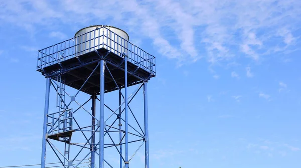 Metallvattentank Tornet Struktur Och Lagringstankar Vattenförsörjningssystemet Blå Himmel Bakgrund Med — Stockfoto