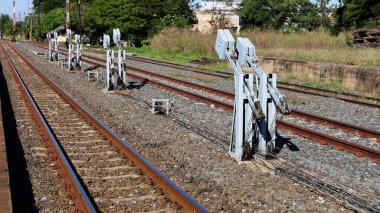Demiryolu hattının telafisi. Açık hava demiryolu şalteri için kablo dengeleyici mekanik gerilim tazminat sistemi. Seçici odak